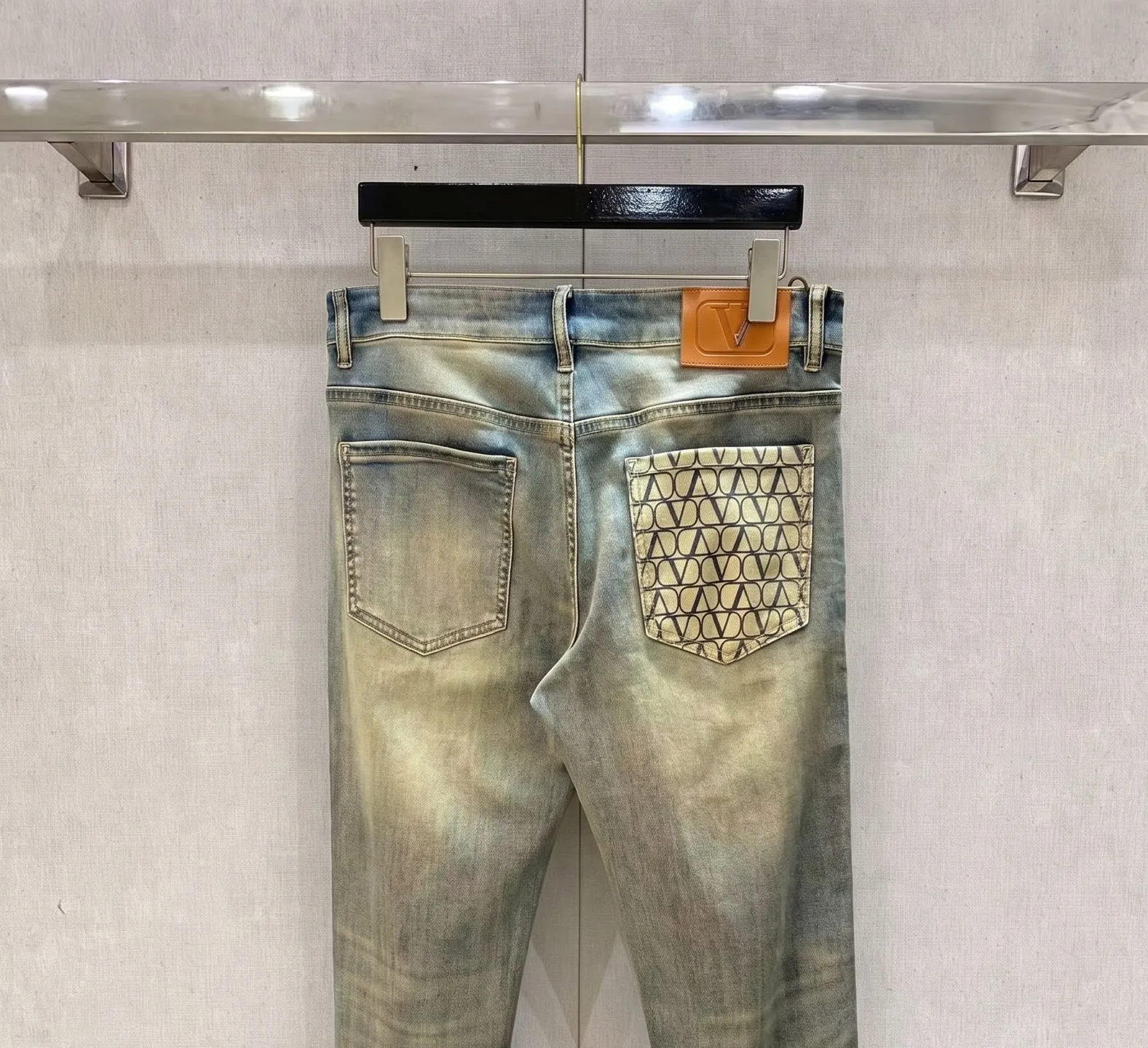 ￼ Valentino official website counters are available at the same time, original goods, super stylish jeans, customized original washed denim fabric, unique design, top-notch printing technology letter pattern logo, original hardware accessories decoration, extremely outstanding jeans, materials and craftsmanship are extremely luxurious and exquisite, extremely high-grade, handsome and stylish upper body, recommended 👍, Sizes: 29-38